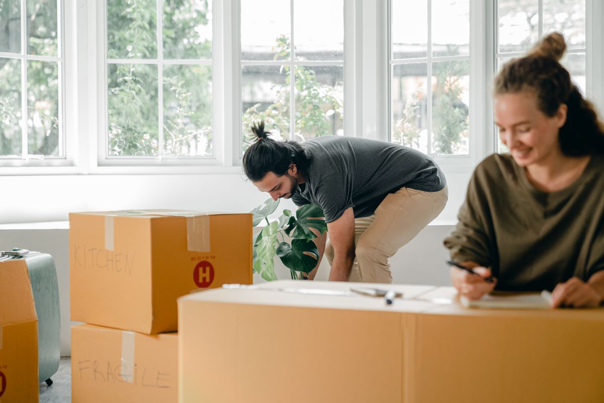 Jeune couple heureux qui s’installe dans son nouveau chez-soi